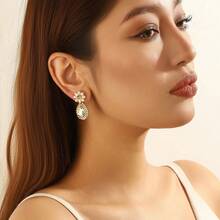 1 par de pendientes colgantes de cristal con flores elegantes, adecuados para uso diario, fiestas y bodas, hechos a mano con variaciones en forma, color y colocación del patrón floral - Champán - Ver 8