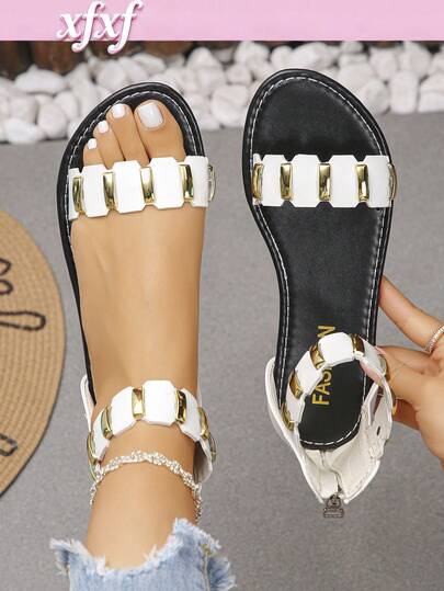 青少年春夏平底凉鞋，休闲百搭，鞋面饰有铆钉，黑白两色可选，适合海滩度假和玩耍。后跟拉链设计，方便穿脱，不易脱落。是女孩夏季必备单品。