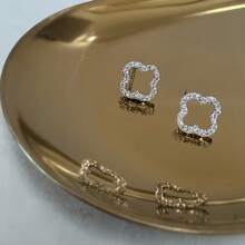 A Pair Of Fashionable, Elegant, Simple, And Shiny S925 Sterling Silver Hollow Clover Cubic Zirconia Earrings, Suitable For Ladies To Wear On Anniversaries - Silver - View 5