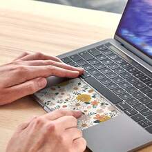 1 miếng dán trang trí bàn di chuột laptop họa tiết hoa anh đào và côn trùng, kích thước: 5.51 x 3.54 inch, chống trượt, chống trầy xước, bề mặt mờ, không ảnh hưởng đến chức năng bàn di chuột. - Xem 10