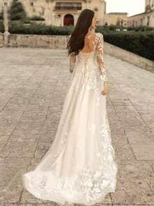 High Waist A-Line Wedding Dress For Women With Deep V Sweetheart Neck And Sheer Mesh Shoulder Detail, Long Sheer Lace Sleeves With Vine Inspired Floral Embroidery, Elegant Bridal Gown Featuring Lace Bodice And Soft Tulle Skirt In Light Champagne Tone, Embroidery Extending From Waist To Hem Creating Elongated Silhouette, Lace Trimmed Train Adding Delicate Detail, Lightweight And Airy Construction For Comfortable Wear, Perfect For Wedding Ceremony, Outdoor Wedding, Garden Party, Christmas Celebration, Holiday Event, Prom Night, Evening Party, Birthday Celebration, Engagement Photoshoot, Soft Feminine Bridal Style - trắng - Xem 5