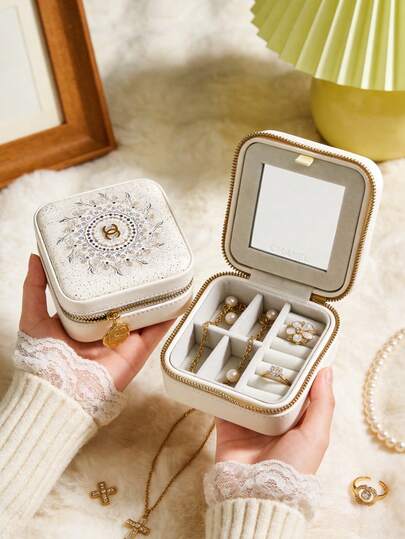 CHANEL 白色皮革首饰盒，旅行收纳盒，金色Logo和阳光图案，拉链设计，内置镜子和储物隔层