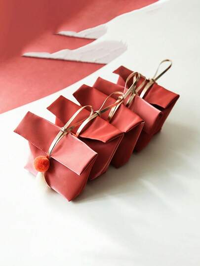 1 túi quà nhung màu hồng có ruy băng vàng, thích hợp để đựng trang sức hoặc kẹo, bao bì và vật dụng đựng quà cưới hoàn hảo.