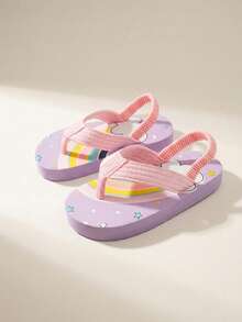 1 Đôi dép xỏ ngón cho bé gái in hình cầu vồng, sao và mây, chất liệu vải màu hồng, quai sau, hở mũi, đế bằng, thích hợp cho mùa hè đi biển (Mẫu ngẫu nhiên) - Màu tím - Xem 1
