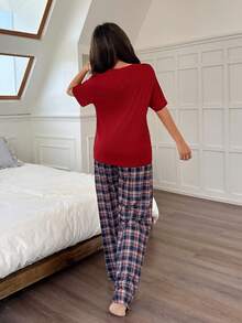 Dreamivo Bộ đồ ngủ 2 món dành cho nữ: Áo thun ngắn tay màu đỏ tía in chữ "GOOD NIGHT" bằng tiếng Anh, kết hợp với quần ống rộng kẻ caro. - Đỏ - Xem 2