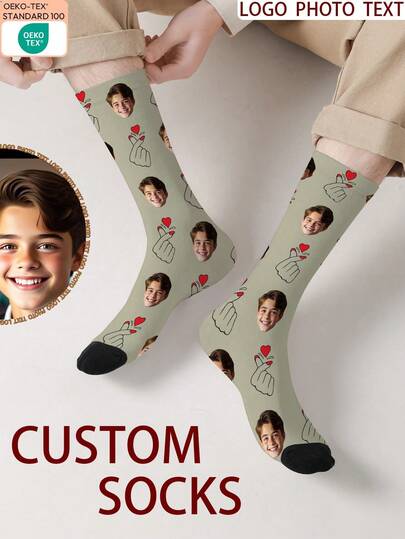 Một đôi tất in hình khuôn mặt theo yêu cầu, tất in ảnh cá nhân, tất in hình tùy chỉnh, tất hình mặt cười, tất họa tiết tùy chỉnh. Bất kỳ hình khuôn mặt nào cũng có thể được in trên tất. Thích hợp làm quà tặng cho nhiều dịp khác nhau như kỷ niệm, Ngày Valentine, sinh nhật, đám cưới, Ngày của Mẹ, Ngày của Cha, quà tặng bạn thân, v.v.