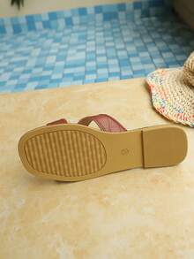 2026夏季新款纯色鳄鱼纹交叉绑带平底拖鞋，女童时尚一体式套脚舒适软底防滑沙滩度假拖鞋 - 棕色 - 查看 7