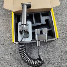 Van tam giác một đầu vào hai đầu ra bằng thép không gỉ kèm vòi xịt, vòi xịt vệ sinh có chức năng xả nước áp lực cao, phù hợp với vòi nước. - Súng xả van góc - Xem 6