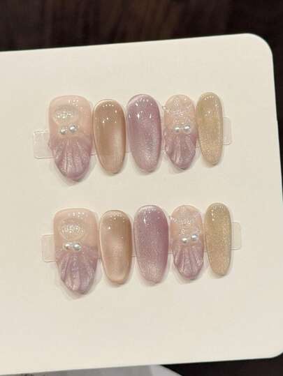 10片手工美甲贴纸，美人鱼贝壳和猫眼图案，精致珍珠和3D立体浮雕细节，柔和的紫色和香槟金配色，适合日常佩戴和约会，散发青春魅力