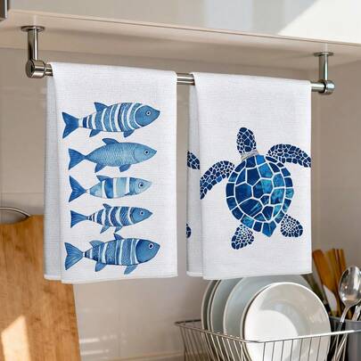 Bộ 2 khăn lau bếp in hình rùa biển và cá, 100% polyester, thích hợp cho nhà hàng, nhà bếp và trang trí nhà cửa; nhanh khô, nhẹ, chống phai màu, ít rụng sợi, chống nấm mốc, độ bền màu cao, kích thước 40*60cm.