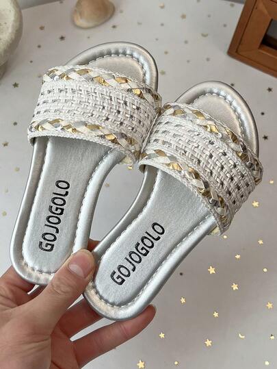 A Pair Of Girls' Summer Sandals With Gold And Silver Shiny Striped Woven Design, 2026 New Summer Style With Gold And Silver Color-Block Woven Straps, Lightweight And Easy To Put On And Take Off, Open-Toe Flat Simple Style Sandals, Comfortable And Essential For Children's Daily Wear.