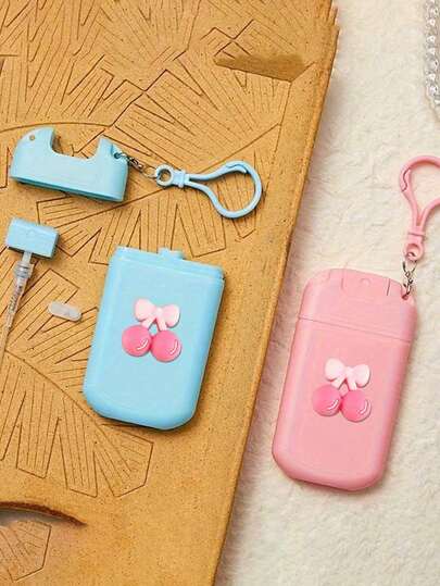 2/3/5/20毫升便携式卡片式喷雾瓶，0.68盎司卡片式香水喷雾器，可爱粉色樱桃装饰，香水、水润精华液和喷嘴分别独立包装，配有挂绳，方便携带，并可使用塑料细雾喷雾瓶进行补充。空喷雾盒挂钩适用于手部、头发和面部化妆旅行（多种颜色可选）。