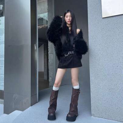 小柄な方向けの、つま先が丸く脚を細く見せる黒のロングブーツ、厚底プラットフォームのレディースブーツ、2023年秋冬新作。