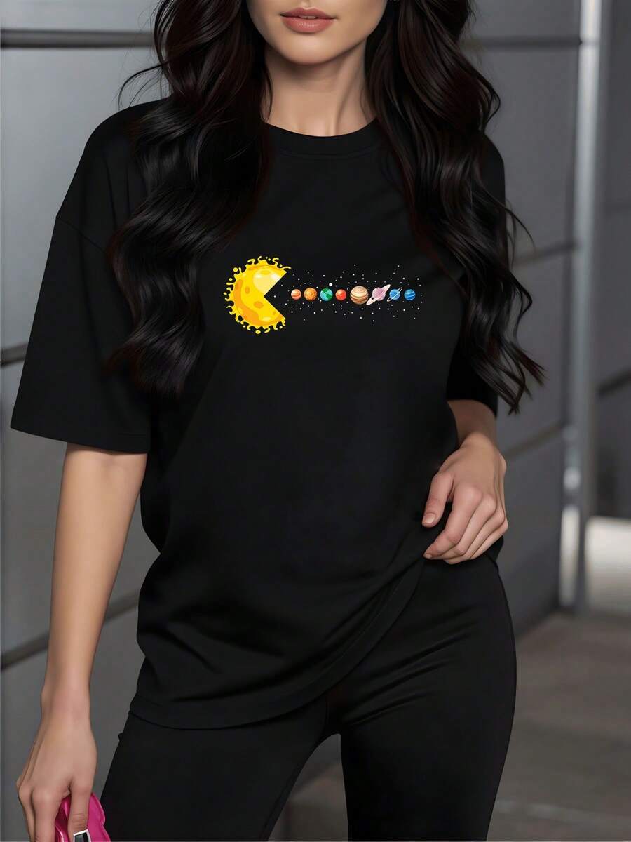 Figura de un sol amarillo con forma divertida que parece morder los planetas del sistema solar simbolizando curiosidad cósmica y energía universal camiseta de mujer blanca casual 220g - Negro - Ver 1