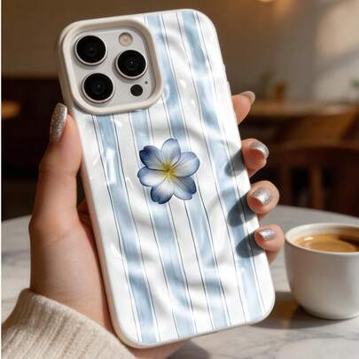 1 chiếc ốp lưng tương thích với iPhone 17/16 Pro Max/15 Plus/14 Pro, chất liệu TPU nhăn, kiểu dáng ven biển, sọc xanh trắng và họa tiết hoa sứ, chống sốc toàn diện, các đường cắt chính xác.