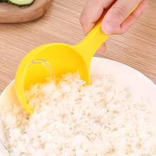 1 chiếc muỗng múc cơm hình bán nguyệt màu vàng, muỗng múc cơm viên dùng làm sushi, thích hợp cho gia đình, nhà hàng và làm sushi. - Xem 5
