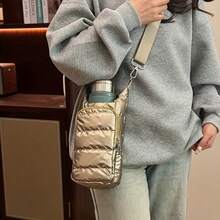 这款迷你包采用轻盈柔软的绗缝设计，触感如云朵般柔软，轻便不臃肿，搭配金属光泽面料，尽显奢华质感。多功能隔层可收纳水瓶、手机、钥匙及其他个人物品。可调节肩带，可斜挎或单肩背，适合运动、通勤、约会等多种场合。 - 彩色 - 查看 2