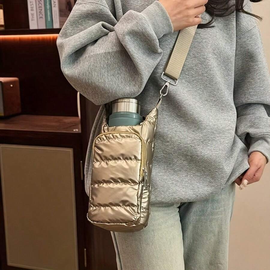 这款迷你包采用轻盈柔软的绗缝设计，触感如云朵般柔软，轻便不臃肿，搭配金属光泽面料，尽显奢华质感。多功能隔层可收纳水瓶、手机、钥匙及其他个人物品。可调节肩带，可斜挎或单肩背，适合运动、通勤、约会等多种场合。
