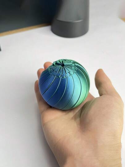 1个减压感官玩具 - 3D打印可变形扭扭球。一款办公桌桌面指尖玩具，助您放松身心，缓解压力（史莱姆球/压力球/可变形球）。创意十足，益智解压，舒缓压力，是馈赠亲友或派对小礼物的理想之选。适合成人；母亲节、父亲节和圣诞节的绝佳礼物。