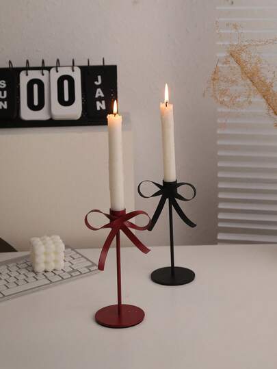 1个黑色和红色蝴蝶造型铁艺烛台，蝴蝶结造型生动，家居装饰烛台，适用于客厅、玄关、卧室，也适合民宿、酒吧、婚礼、派对、情人节、圣诞节等场合。