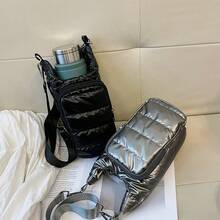 这款迷你包采用轻盈柔软的绗缝设计，触感如云朵般柔软，轻便不臃肿，搭配金属光泽面料，尽显奢华质感。多功能隔层可收纳水瓶、手机、钥匙及其他个人物品。可调节肩带，可斜挎或单肩背，适合运动、通勤、约会等多种场合。 - 彩色 - 查看 12
