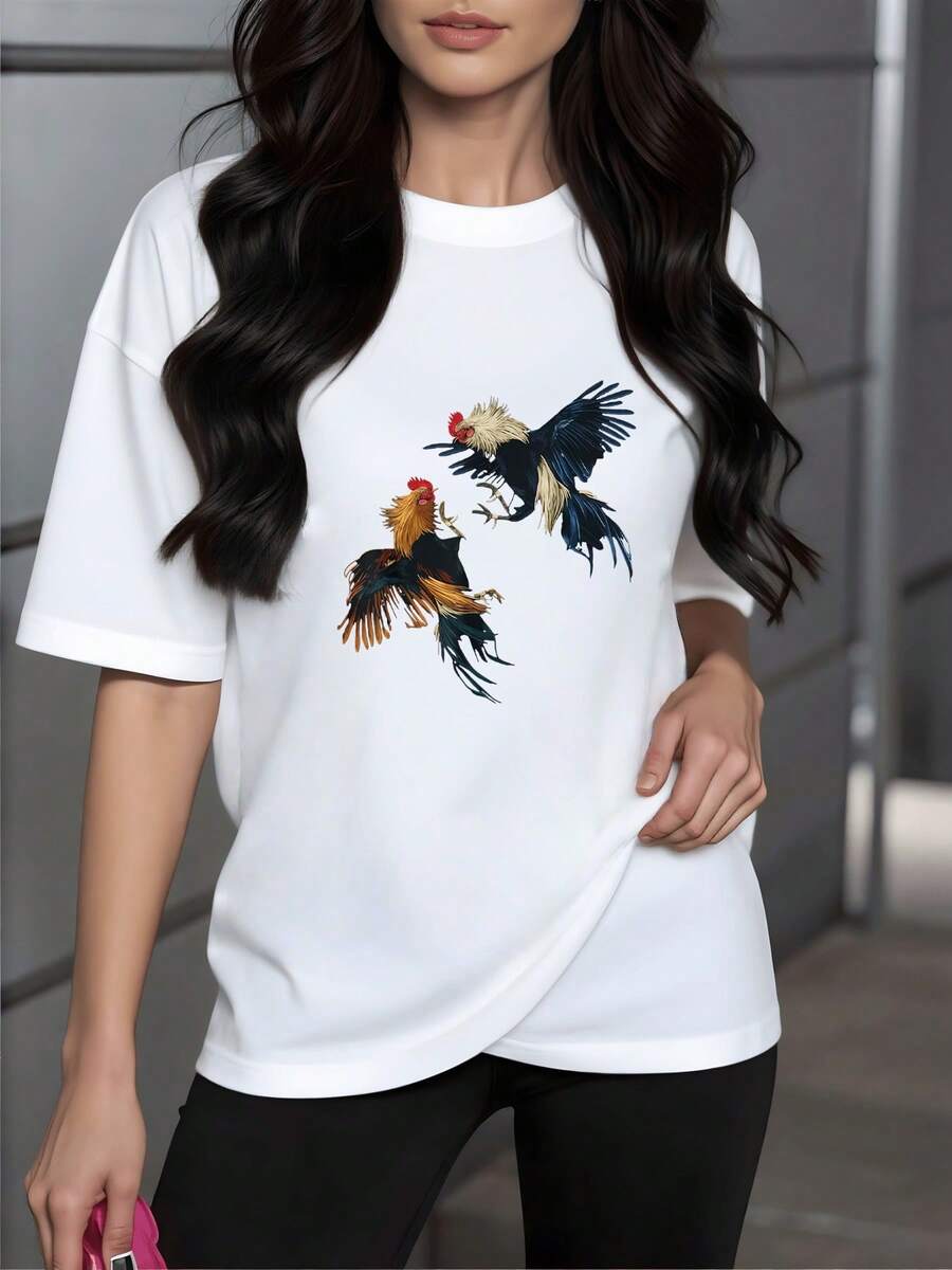 Dos gallos enfrentándose con energía simbolizan la fuerza la libertad y la determinación femenina camiseta de mujer blanca casual cómoda 220g - Blanco - Ver 1