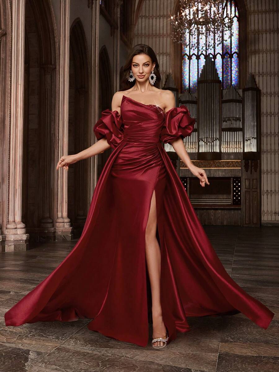 Đầm đỏ lộng lẫy dành cho nữ, thiết kế cúp ngực, tay áo cách điệu và đính sequin. Thích hợp cho tiệc cưới.