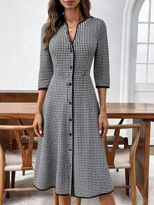 Đầm nữ thanh lịch, dáng casual, cài cúc phía trước, kẻ caro, cổ chữ V với viền tương phản và tay lỡ, thích hợp cho mùa xuân và mùa hè. - Đen và trắng - Xem 1