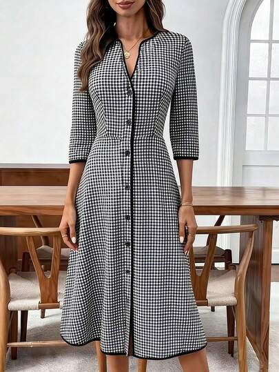 Đầm nữ thanh lịch, dáng casual, cài cúc phía trước, kẻ caro, cổ chữ V với viền tương phản và tay lỡ, thích hợp cho mùa xuân và mùa hè.