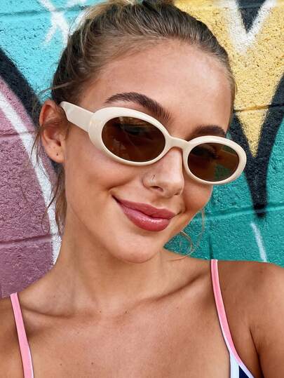 一副男女通用椭圆形米色时尚太阳镜，适合街头风、旅行、度假、运动、驾驶、节日、郊游、夏季配饰、家庭旅行、优雅装扮、度假氛围、运动、派对、户外活动、街头风、钓鱼、假日等场合。