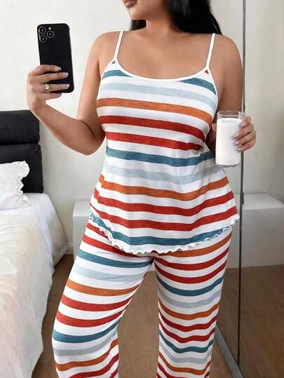 Bộ đồ mặc nhà cỡ lớn dành cho nữ, gồm áo hai dây và quần in họa tiết kẻ sọc, rộng rãi và thoải mái, thích hợp cho mùa hè.