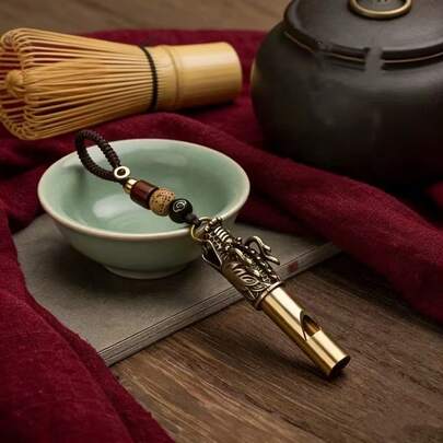 1 chiếc còi sinh tồn ngoài trời - Tiện lợi mang theo như móc khóa - Có dây đeo - Thiết kế mang hơi hướng Trung Quốc. Còi ngoài trời/móc chìa khóa xe hơi/chìa khóa nhà - Mặt dây chuyền, món quà lý tưởng cho thanh thiếu niên, các cặp đôi, đồng nghiệp, bạn bè, trẻ em, bạn học, phụ huynh.