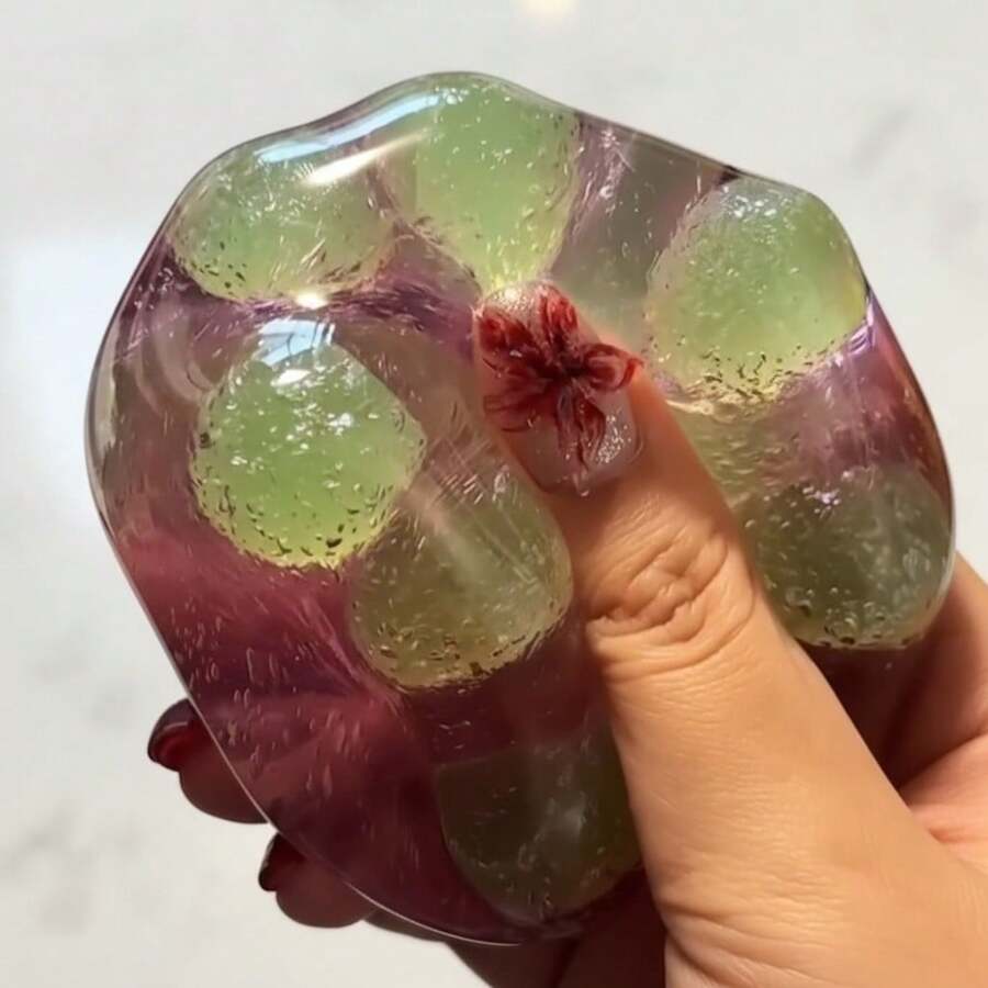 Green Grape Pulp Squishy Ball – Jelly-Like Handmade Stress Relief Toy, Soft Stretchy Squeeze Fidget, Elastic Sensory Ball, Fruit-Inspired Aesthetic Relaxation Decor - 彩色 - 查看 1