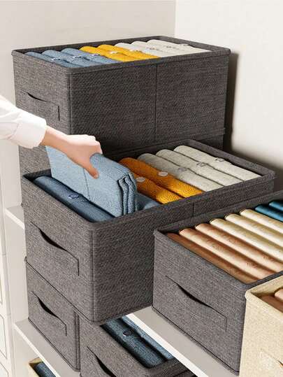 2 pezzi Scatola portaoggetti in tessuto stile cassetto grigio/beige - # ClothesStoreBox # HomeOrganicalTool # ClosetEssentials Tessuto che non si deforma facilmente, con supporto in PP integrato, in grado di sostenere stabilmente il peso degli indumenti. Il design a cassetto è abbinato a maniglie laterali, rendendo facile da aprire e riporre gli abiti. La struttura a strati e scomparti garantisce che sia una maglietta, una felpa con cappuccio o jeans, possano essere ordinatamente sistemati nelle rispettive posizioni, rendendo ordinato l'armadio