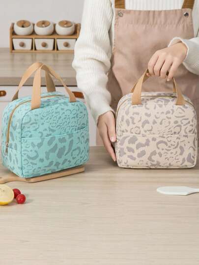 这款带提手的午餐盒包非常适合上学或上班。它是一款多功能、简约的午餐包，容量大，采用加厚铝箔保温层，并配有方便的提手袋/冰袋。对于上班族来说，这款午餐包是理想之选，它能保持食物温度，让您和您的家人享用营养、健康、新鲜的餐食。