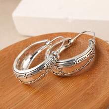 1 Đôi bông tai bạc kiểu cổ điển thời trang, có họa tiết độc đáo, phù hợp để đeo hàng ngày và đi du lịch, món quà hoàn hảo dành cho phái nữ. - Bạc - Xem 4