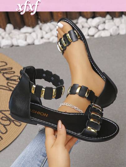 Teenagers' Spring And Summer Flat Sandals, A Pair Of Casual, Flat Bottomed Sandals With Rivets On The Upper, Available In Black And White Colors, Suitable For Beach Vacations And Beach Play. The Ankle Is Designed With A Back Zipper For Easy On And Off And Not Easy To Fall Off. It Is A Must-Have Item For Girls In Summer.