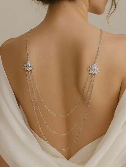 1 chiếc vòng cổ bạc tối giản đính pha lê hình hoa, kiểu dáng hở lưng, thích hợp phối cùng váy hè và đeo hàng ngày.