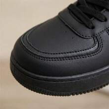 Zapatillas deportivas para hombre, tenis para hombre, tenis de hombre, confeccionadas en piel sintética de PU, con suela de goma y diseño con cordones, son unas zapatillas de estilo skater versátiles y casuales. La suela es antideslizante y resistente al desgaste, por lo que son ideales para practicar deportes al aire libre y para el uso diario. - Negro - Ver 6