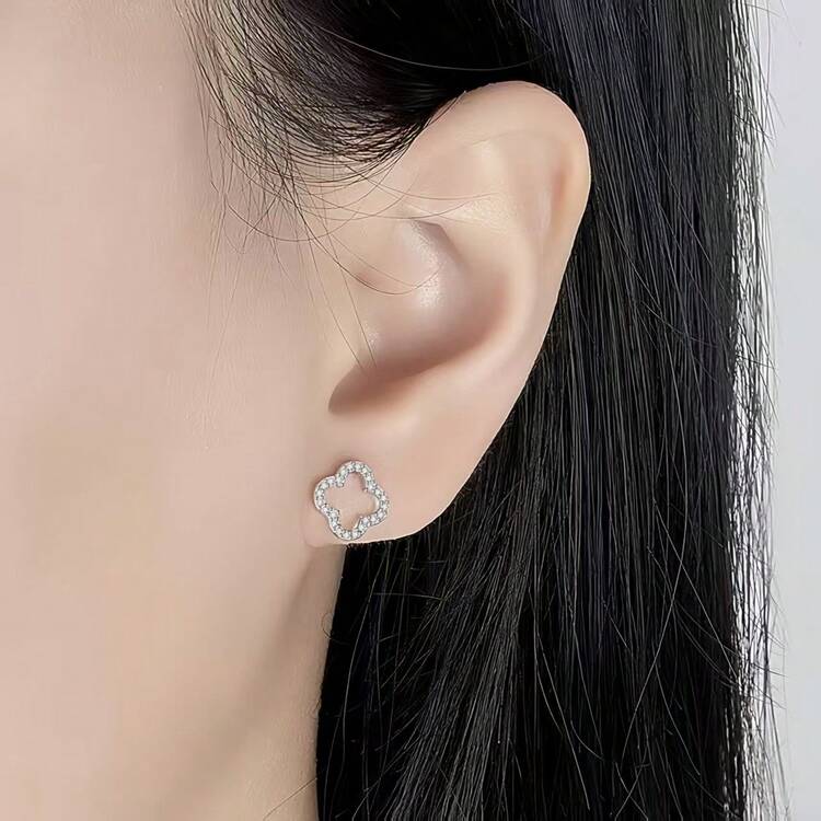 Une paire de boucles d'oreilles élégantes, simples et brillantes en argent sterling S925 avec un trèfle ajouré et des zircones cubiques, convenant aux dames pour les anniversaires - Argent - Voir 8