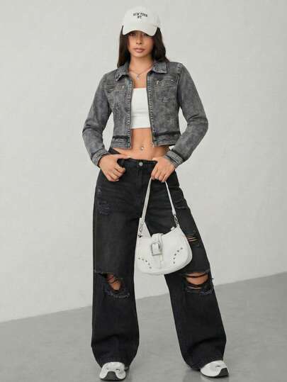 Chaqueta de mezclilla celeste clara, de corte entallado y cierre frontal, con diseño clásico de cuello y bolsillos funcionales.