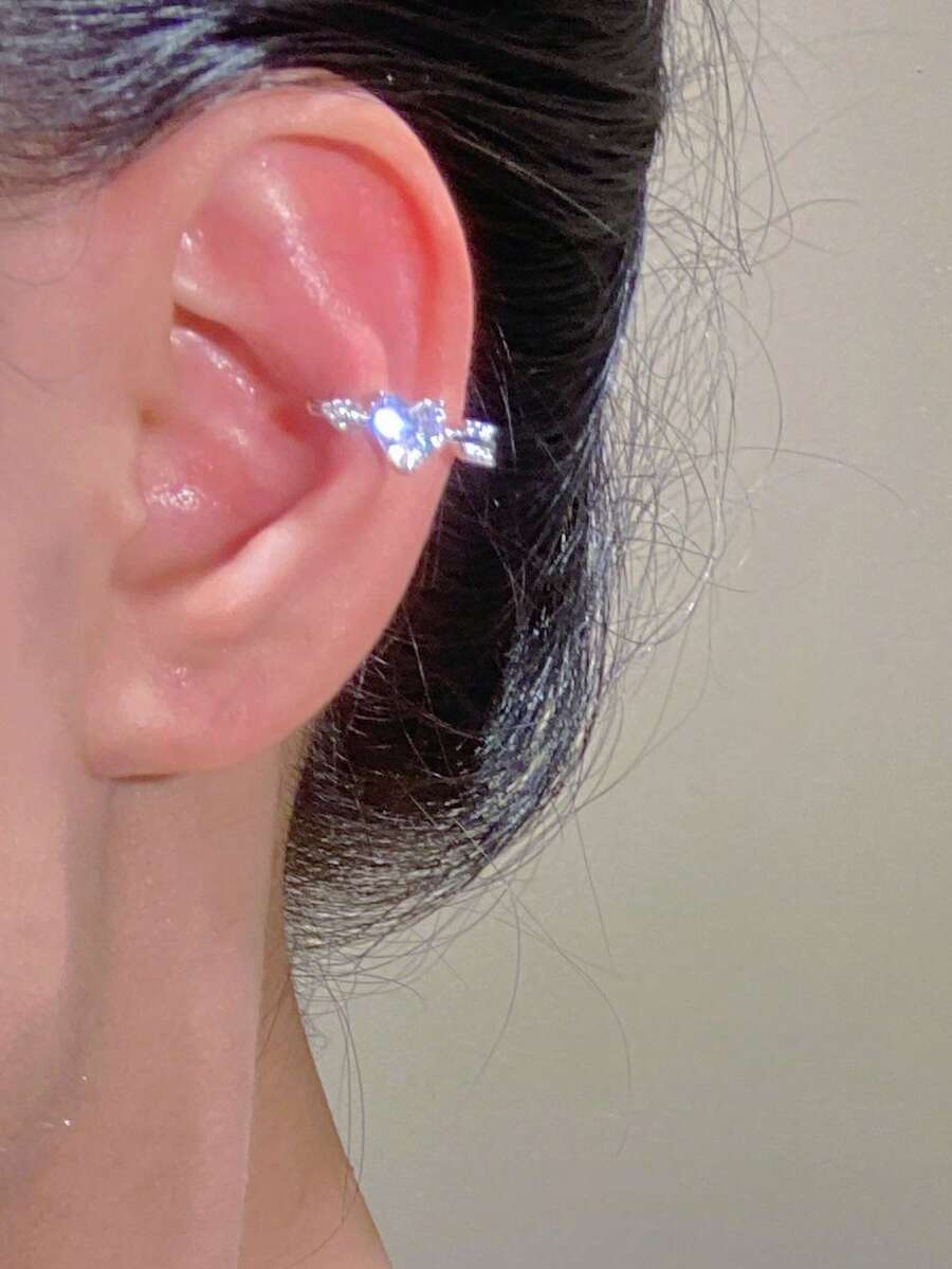 Khuyên tai kẹp hình trái tim đính đá lấp lánh, kiểu dáng tối giản, thời trang, phù hợp để đeo hàng ngày, đi họp mặt, hẹn hò, dự tiệc.