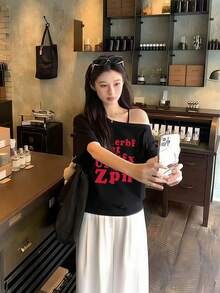 红色字母印花不对称肩短袖T恤，女士休闲美式宽松不对称上衣，夏季黑色 - 黑色 - 查看 2