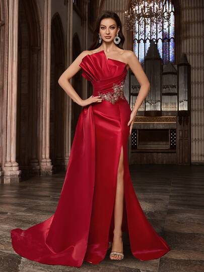 女士优雅无肩带红色美人鱼连衣裙，饰有贴花和开衩细节，适合正式派对