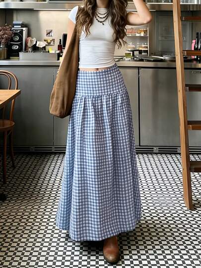 Chân váy midi kẻ caro thanh lịch, giản dị kiểu sinh viên.