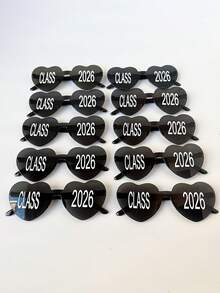 Bộ phụ kiện chụp ảnh kỷ niệm tốt nghiệp năm 2026 được thiết kế riêng, bao gồm nhãn dán "Lớp 2026", kính hình trái tim màu đen, đồ dùng và quà tặng cho tiệc tốt nghiệp. - Nhiều màu - Xem 9
