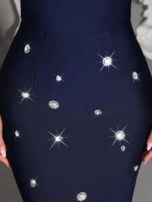 Đầm ôm sát hở vai đính cườm thủ công, gợi cảm và vừa vặn, phù hợp cho các buổi họp mặt gia đình, tiệc tùng, tiệc chiêu đãi, tiệc cocktail và tiệc cưới. - Xanh đậm - Xem 9