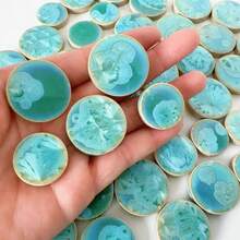 Un paquete de 150g/5.29oz de fragmentos circulares de vidrio y cerámica de diferentes tamaños con efectos de agrietamiento y explosión de hielo, que proporcionan una mejor creación en varios colores y tamaños. Es muy adecuado para manualidades hechas a mano, decoración del hogar única, arte de pared y elaboración de rompecabezas, y acabados brillantes y de colores brillantes. Es un material ideal para manualidades para creadores de DIY Masak. - Redondo 10-150g/5.29oz - Ver 19