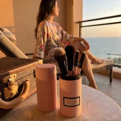 Gucci 1 pieza Soporte cilíndrico mini para brochas de maquillaje de terciopelo rosa - Estilo elegante y lujoso, con detalles de marca, cilíndrico y portátil, almacenamiento y organización cosmética multifuncional, adecuado para viajes y escritorio