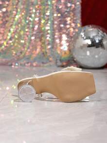 Giày sandal cao gót nữ thanh lịch, mẫu mới xuân/hè màu be với nơ, nơ vải thủ công và trang trí hoa, mũi vuông, gót chunky đính pha lê, dây buộc chéo điều chỉnh được với nơ ngọc trai giả, thoáng khí và thoải mái khi mang, phù hợp cho đám cưới, tiệc tối, dạ hội, trang phục đi nghỉ mát. - Màu be - Xem 7